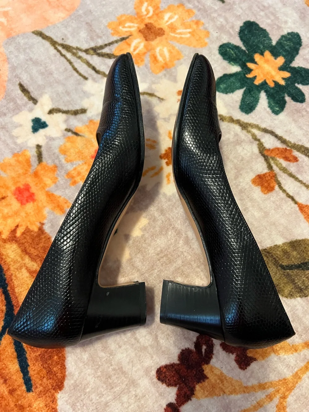 Like NEW Salvatore Ferragamo Black Textured Leather Pumps